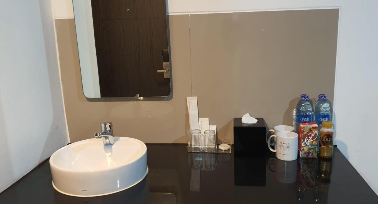 Nemuru Hotel Ciputat Pondokcabe Hilir Exteriör bild